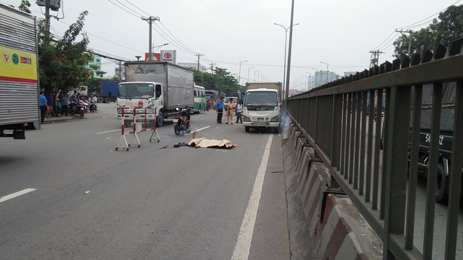 tphcm nguoi dan ong bi xe tai huc vang 3m tu vong sau khi lien tuc lao vao cac phuong tien tren quoc lo 1