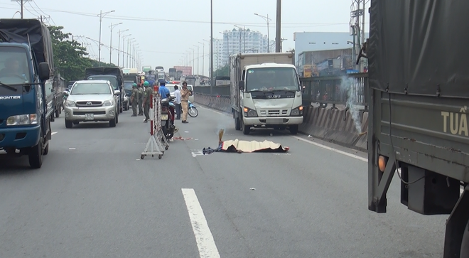 tphcm nguoi dan ong bi xe tai huc vang 3m tu vong sau khi lien tuc lao vao cac phuong tien tren quoc lo 1