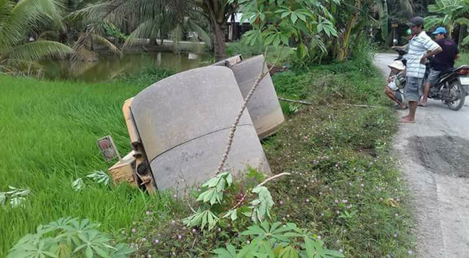 tien giang xe lu bi lat xuong ruong do hong phanh khi dang chay nhanh tren duong lo