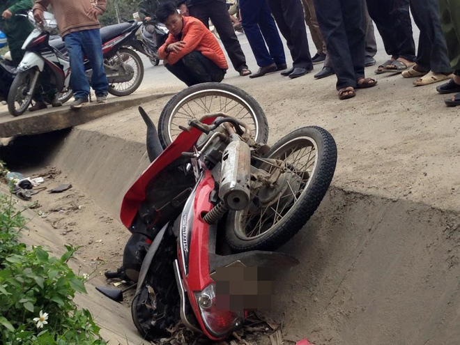 nghe tieng tri ho nguoi dan truy duoi roi dap nga nam thanh nien trom xe may xuong muong nuoc