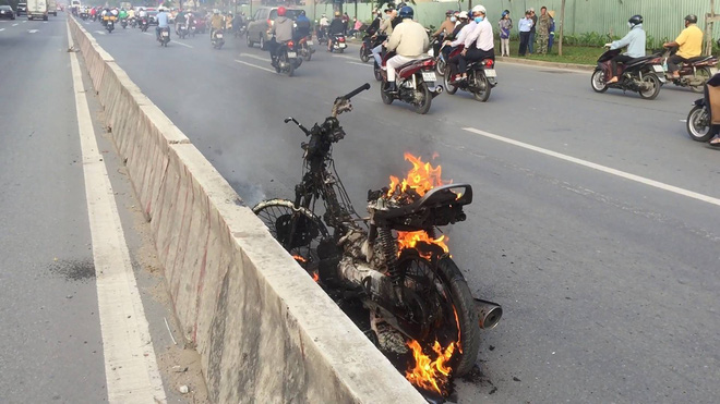 tphcm dang di tren duong thi xe may boc chay nghi ngut nguoi phu nu hoang loan vut xe thoat than