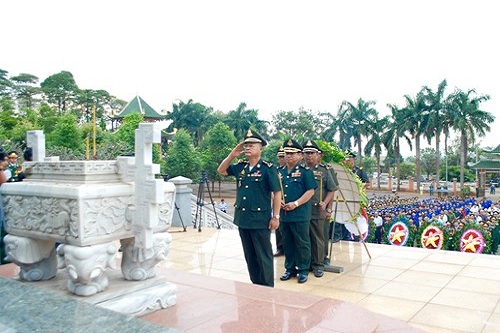 quan do i hoa ng gia campuchia vie ng nghi a trang lie t si huye n du c co gia lai