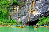 phong nha ke bang don doan du khach quoc te dau tien dip nam moi