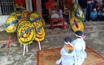 tieng khoc xe long vi khat sua cua be gai moi chao doi da mat me