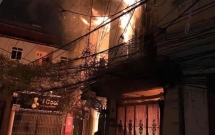 ha noi chay nha luc rang sang mot nguoi gay chan do nhay tu tren tang xuong