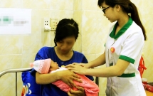 binh duong ba bau 21 tuoi de lot nua nguoi em be ra ngoai khi sang nha ba con choi