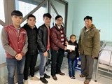luu hoc sinh lao trao qua cho em be lao mac benh ung thu hach