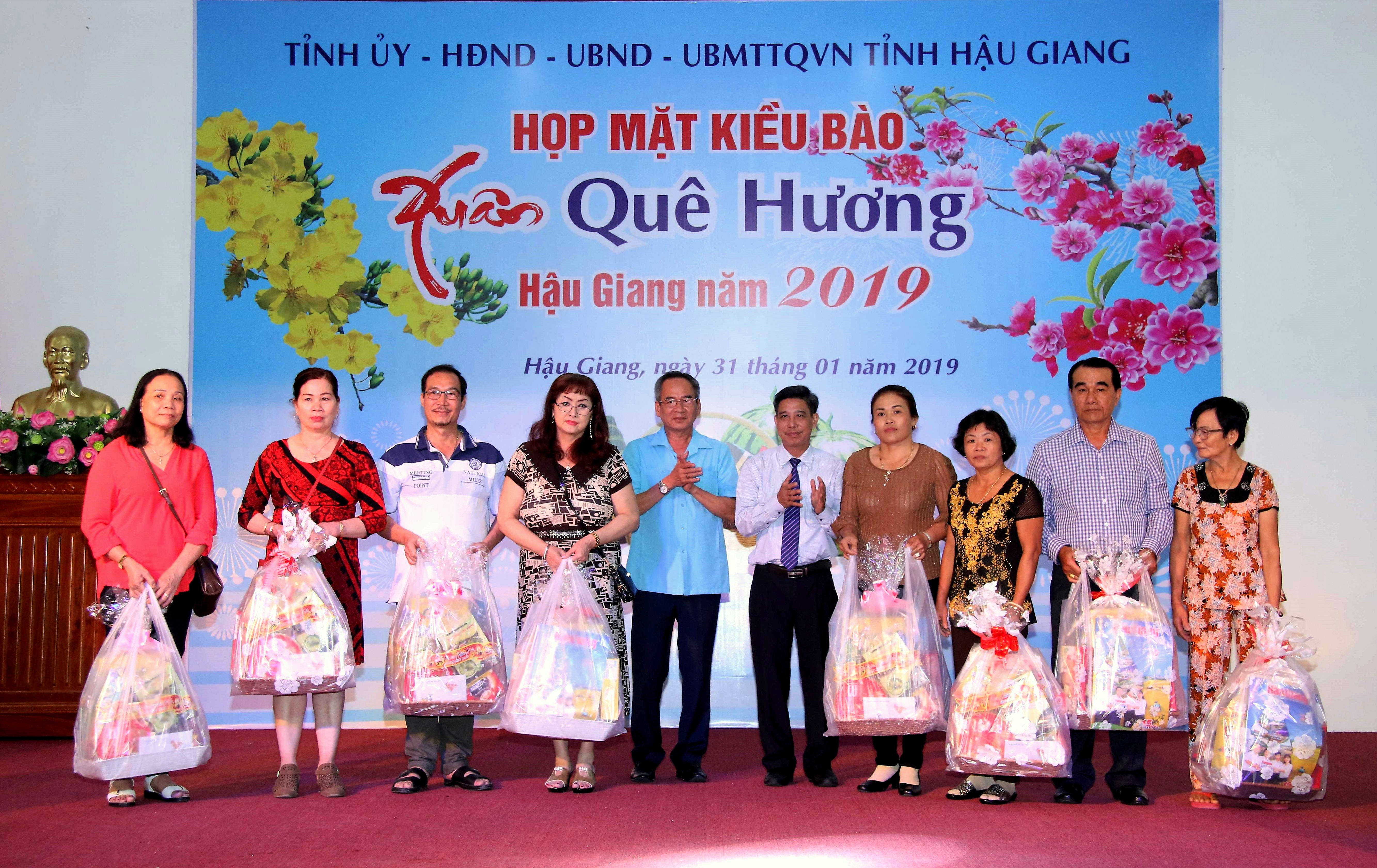 lanh dao tinh hau giang gap go kieu bao nhan dip xuan ky hoi 2019