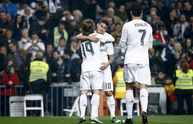 ronaldo lap hat trick real dai thang 6 sao truoc espanyol