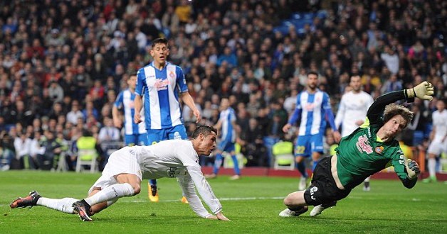 ronaldo lap hat trick real dai thang 6 sao truoc espanyol