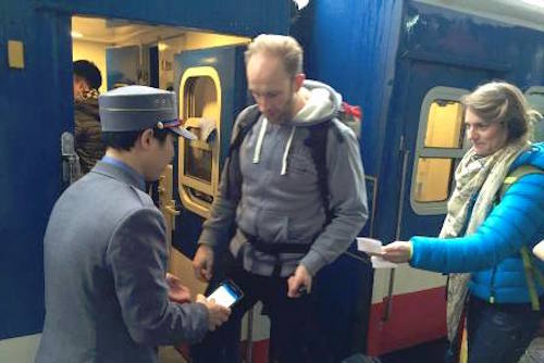 3 cach giup ban kiem tra ve tau de khong phai khoc o san ga