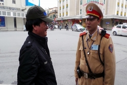 hon 100 nguoi di bo vi pha m bi xu phat