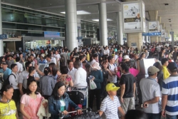 san bay tan son nhat ach tac ca tren troi lan duoi mat dat