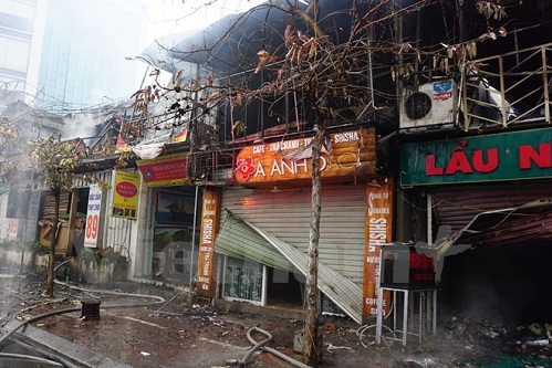 ha noi chay lon sang mung 4 tet 6 kiosk bi thieu rui