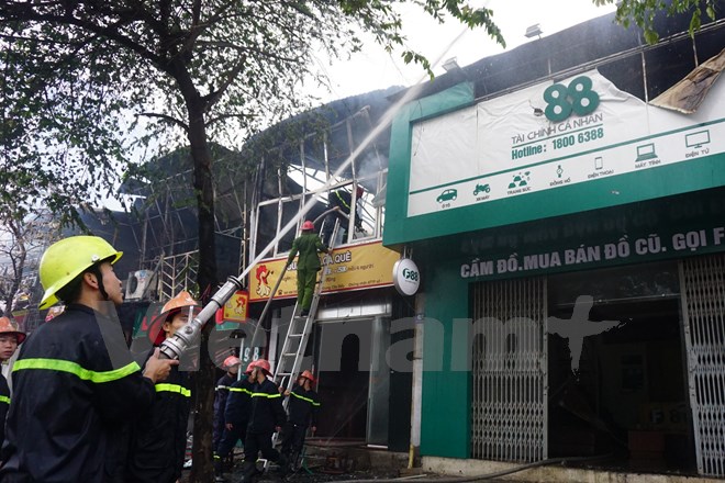 ha noi chay lon sang mung 4 tet 6 kiosk bi thieu rui