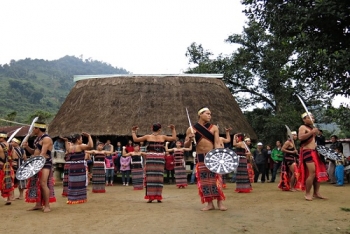 Ăn Tết cùng đồng bào Cơ Tu