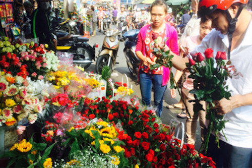 thi truong hoa ngay le tinh yeu tram lang va khan hiem