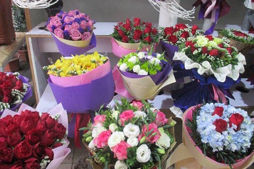 thi truong hoa ngay le tinh yeu tram lang va khan hiem