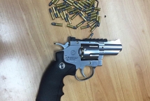 nguoi trung quoc mang sung len may bay tai tan son nhat