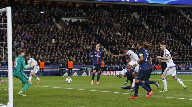 ibrahimovic cavani lap cong psg nhoc nhan danh bai chelsea