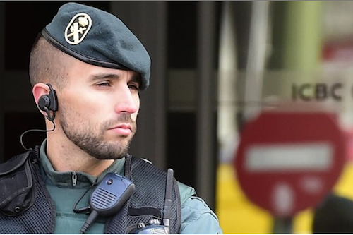 tay ban nha tam giam 6 lanh dao ngan hang trung quoc