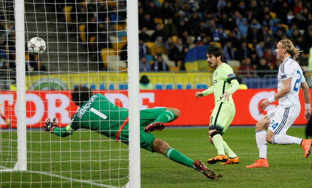 danh bai dinamo kiev 3 1 man city rong cua vao tu ket