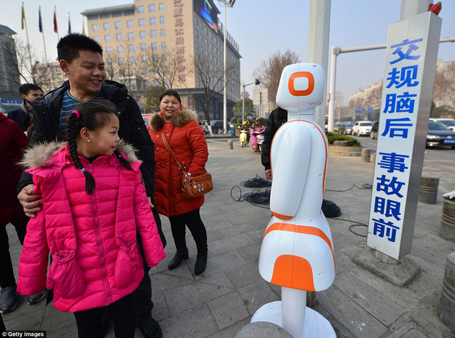 trung quoc bat dau dung robot de ngan nguoi di bo qua duong sai vi tri