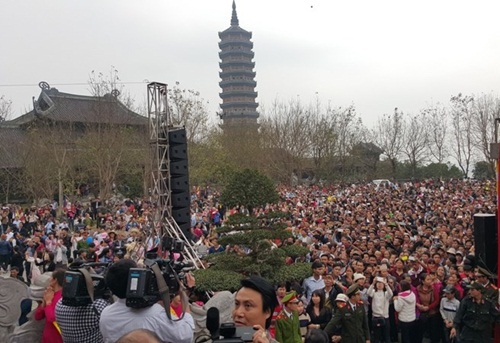 tung bung khai mac le hoi chua bai dinh nam 2017