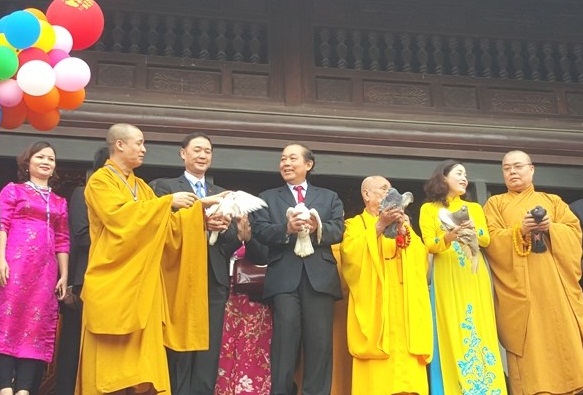 tung bung khai mac le hoi chua bai dinh nam 2017