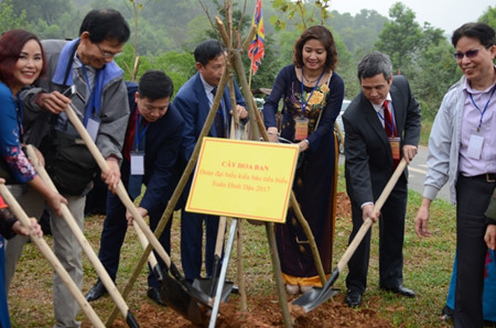 kieu bao vui mung tham du ngay hoi sac xuan tren moi mien to quoc