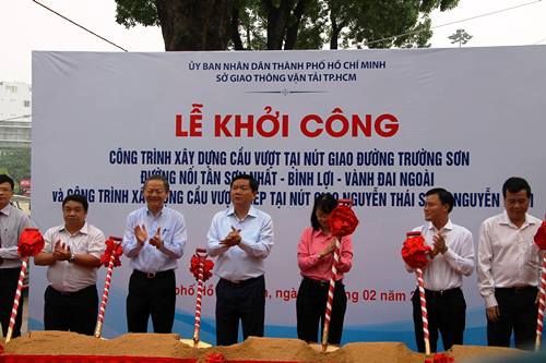 gan 750 ty dong xay dung 2 cau vuot giam ket xe tai san bay tan son nhat