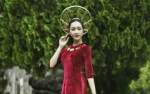 nang tho xu hue ngoc tran tai xuat voi ao dai dat vang