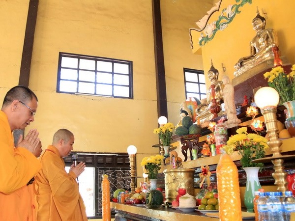 viet kieu tai lao tham du le cau quoc thai dan an tai chua bang long