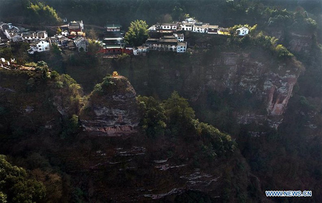 trung quoc ngoi lang tren may khien du khach phai sung sot