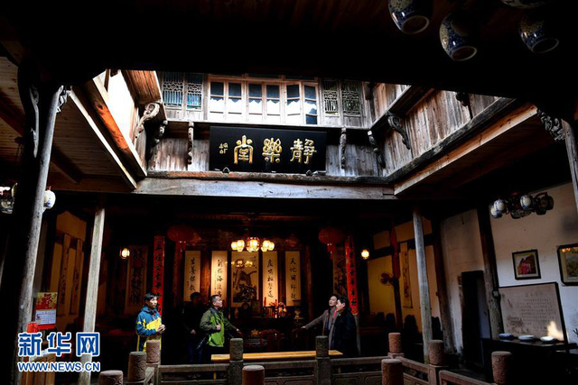 trung quoc ngoi lang tren may khien du khach phai sung sot