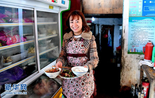 trung quoc ngoi lang tren may khien du khach phai sung sot