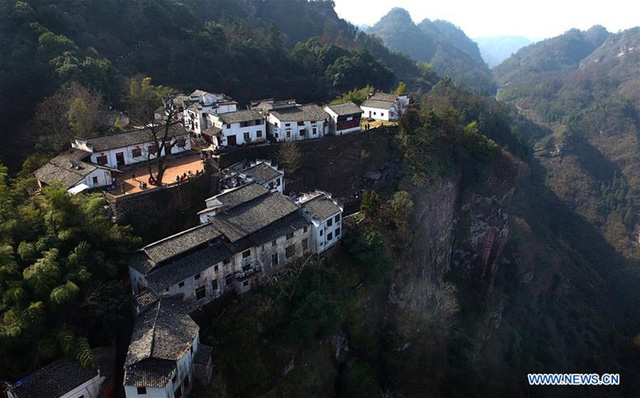 trung quoc ngoi lang tren may khien du khach phai sung sot