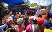 khan gia doi nang chen lan de xem dam vinh hung bieu dien