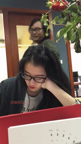 danh tinh gai xinh ngu gat duoc dan mang dua nhau tim kiem