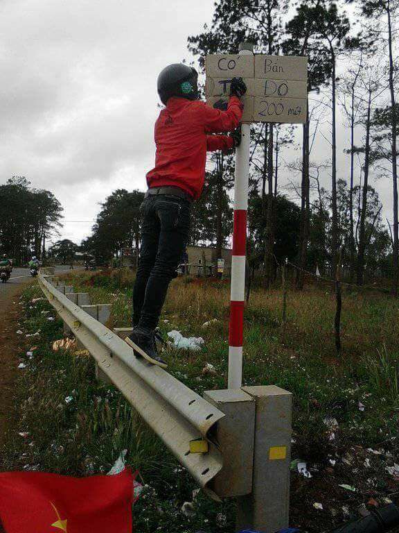 ve bien bao co csgt thanh nien khien dan mang buc xuc