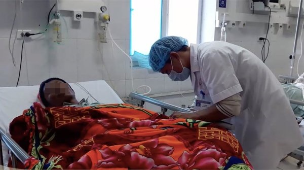 ngo doc thuc pham tai lai chau 3 mau ruou co nong do methanol vuot nguong nhieu lan