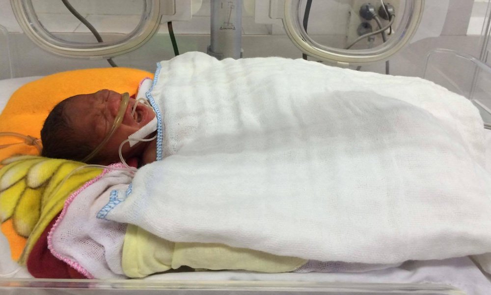 be gai nghe an chao doi trong boc oi