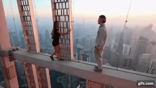 co nguoi mau nga cung ban trai lieu minh danh du tren noc toa nha choc troi o dubai chi de song ao