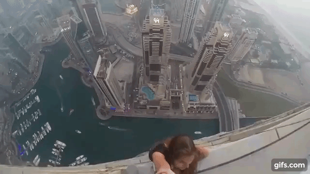 co nguoi mau nga cung ban trai lieu minh danh du tren noc toa nha choc troi o dubai chi de song ao