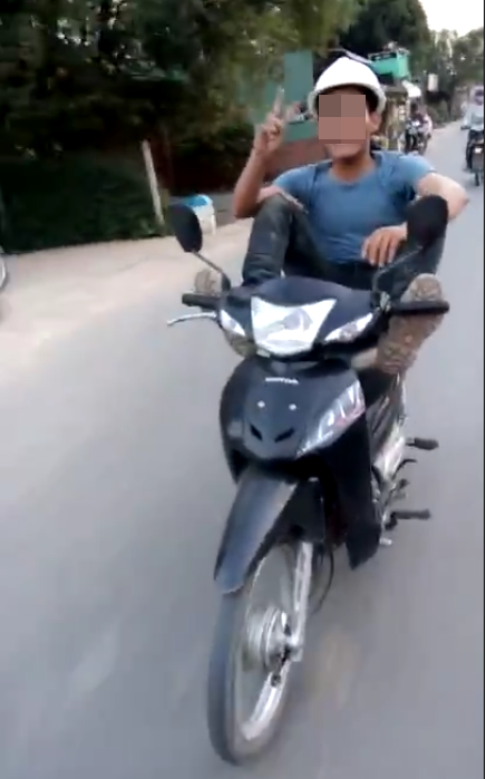 chay xe may bang chan chang trai nhan gach da tu nguoi xem