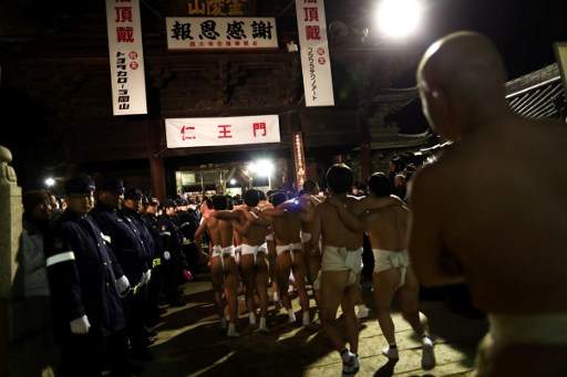 gan 10000 nguoi dan ong dong kho tham du le hoi hadaka matsuri