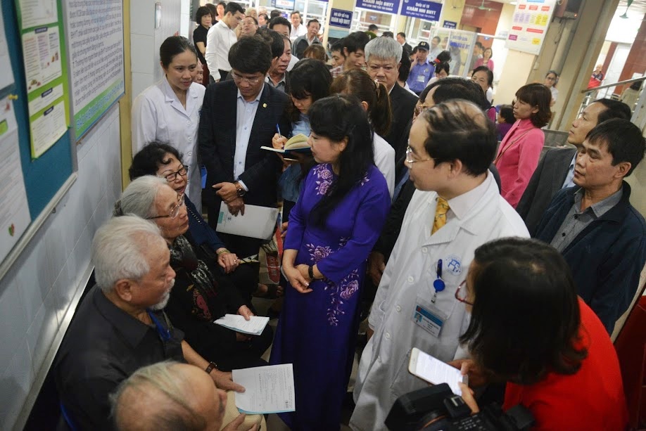 benh nhan chua hai long vi phai cho qua lau