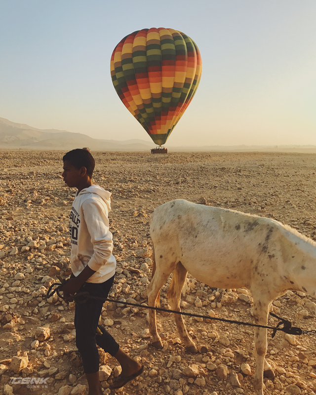 cau chuyen day cam hung cua ban tre lan dau tien mang ao dai viet nam den ai cap