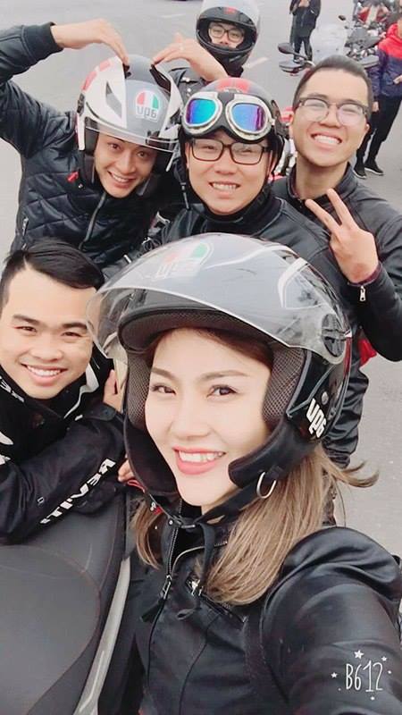 co gai xinh dep noi bat giua 160 mo to dieu hanh tuong nho tran lap