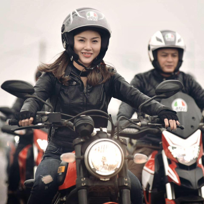 co gai xinh dep noi bat giua 160 mo to dieu hanh tuong nho tran lap